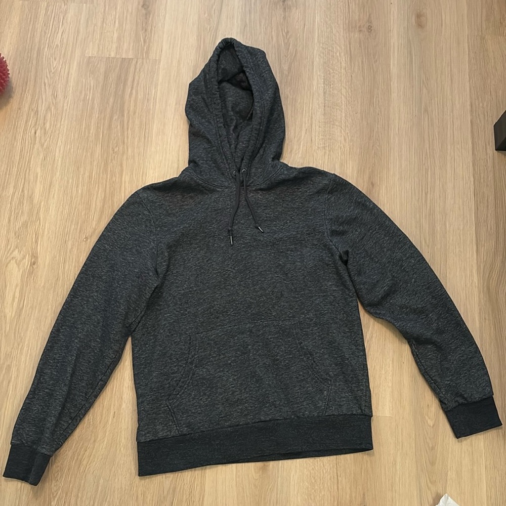 Old navy charcoal gray sweatshirt. 

NWOT Excellent condition

Men’s - Size M